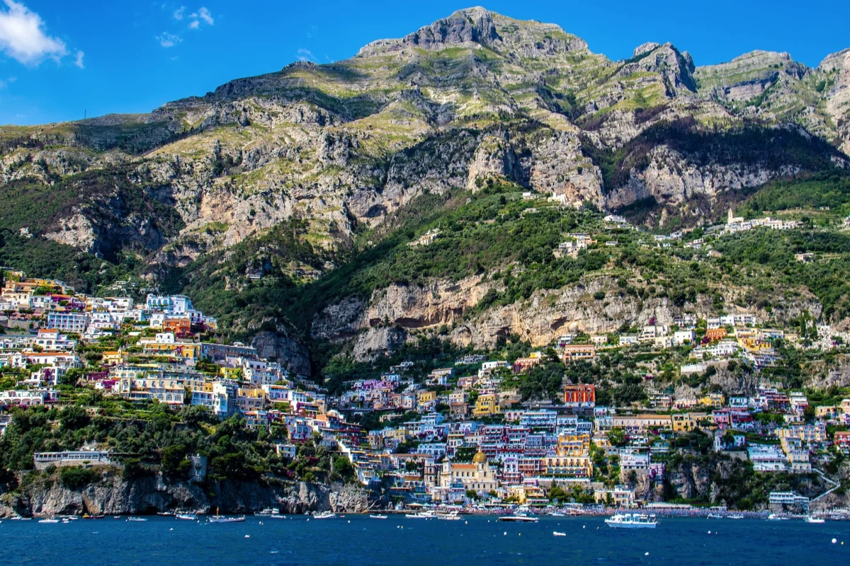 Plongez dans la beauté époustouflante de la côte amalfitaine, où les villes pittoresques, les eaux turquoise et la richesse de l'histoire se conjuguent pour créer une expérience inoubliable. De l'exploration de ruines antiques à la détente sur de superbes plages, la côte amalfitaine offre un mélange parfait de culture, de détente et de splendeur naturelle.