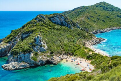 Корфу, Греція — узбережжя Іонічного моря з білими скелями