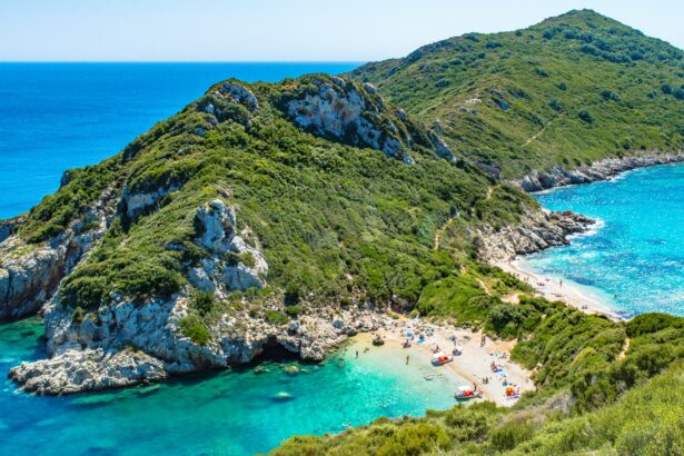 Корфу, Греція — узбережжя Іонічного моря з білими скелями