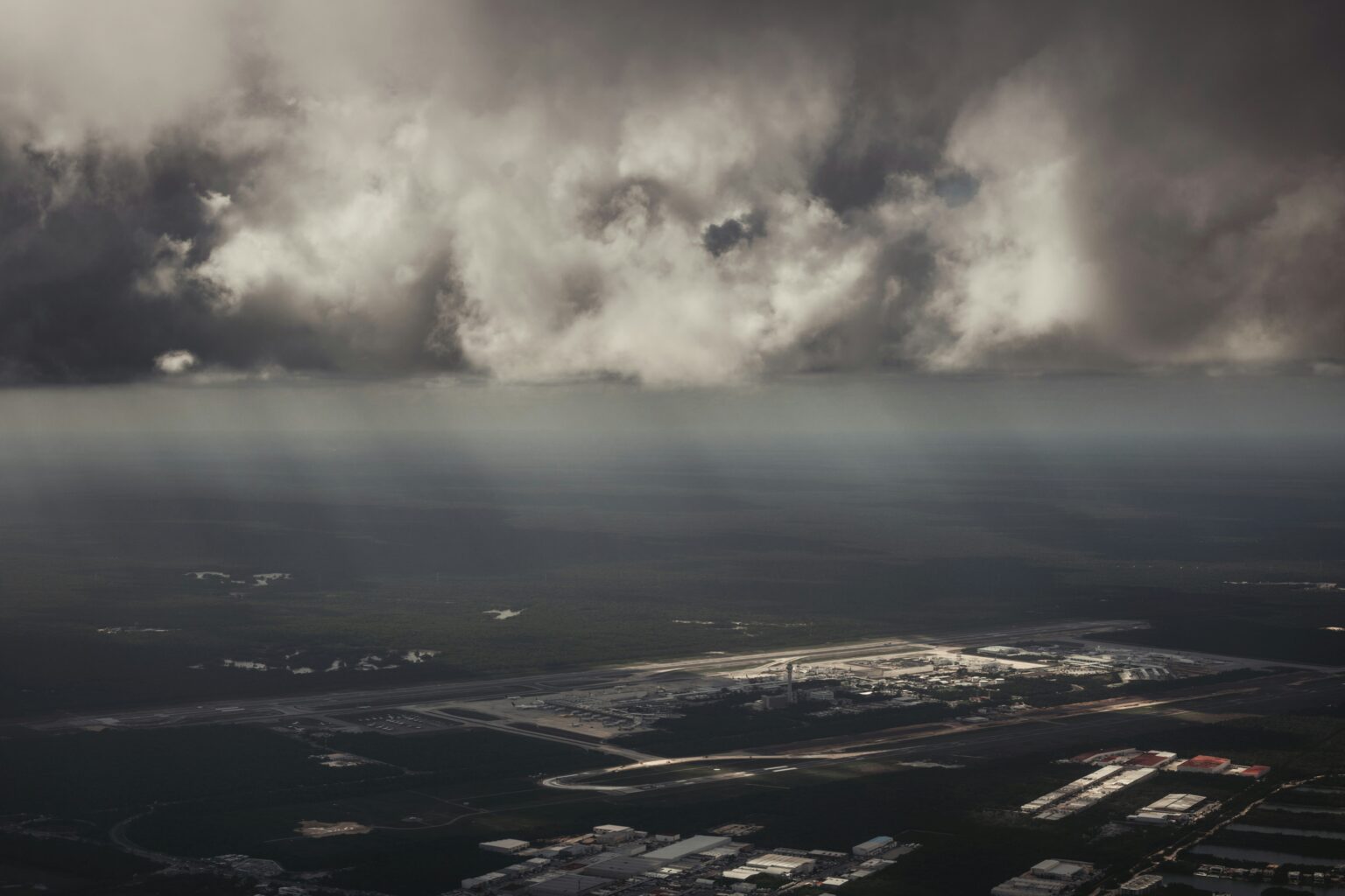 El Aeropuerto Internacional de Cancún (CUN) es la principal puerta de entrada a la Riviera Maya — desde 2023 también opera el aeropuerto de Tulum (TQO)