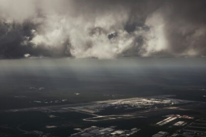 El Aeropuerto Internacional de Cancún (CUN) es la principal puerta de entrada a la Riviera Maya — desde 2023 también opera el aeropuerto de Tulum (TQO)
