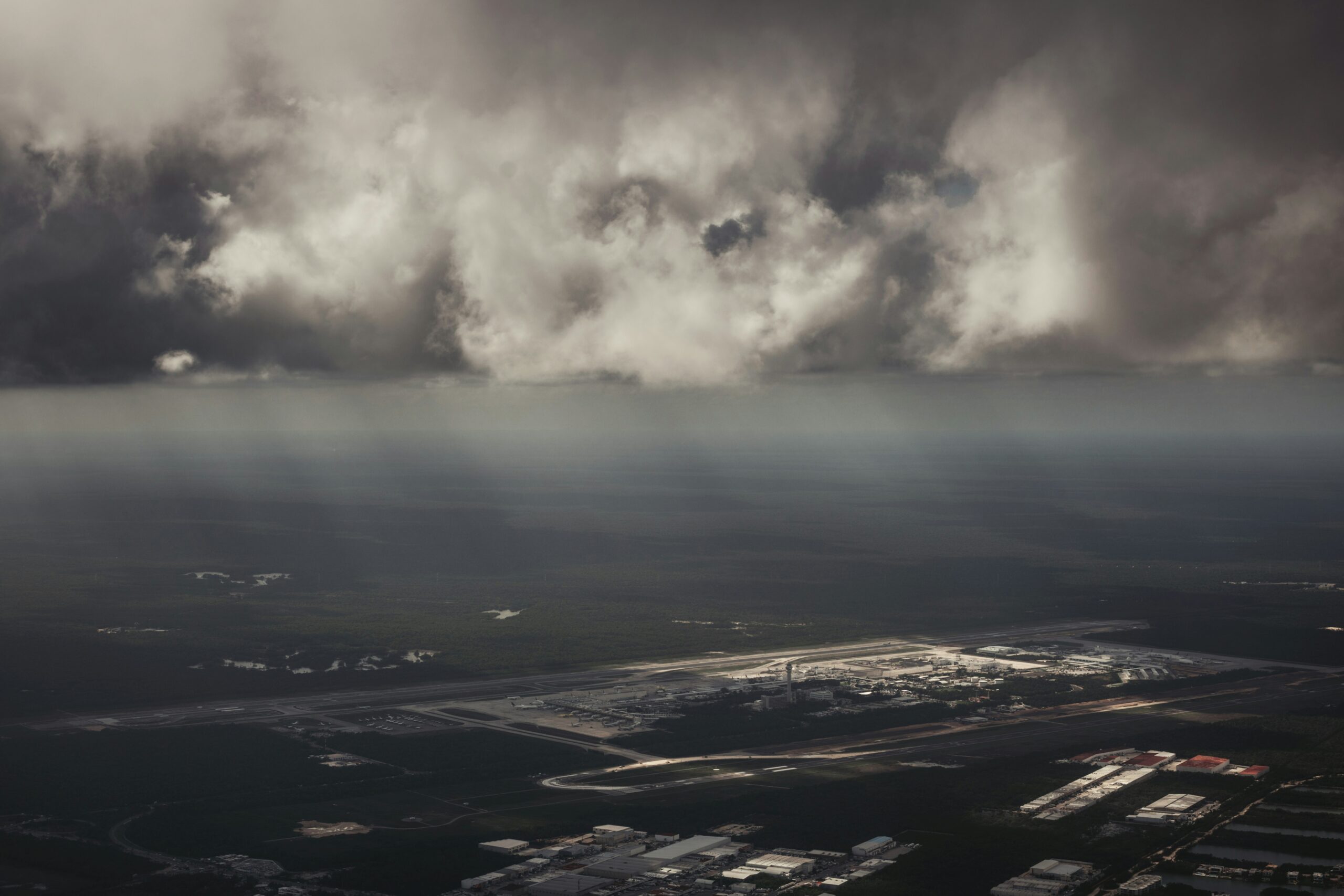 El Aeropuerto Internacional de Cancún (CUN) es la principal puerta de entrada a la Riviera Maya — desde 2023 también opera el aeropuerto de Tulum (TQO)