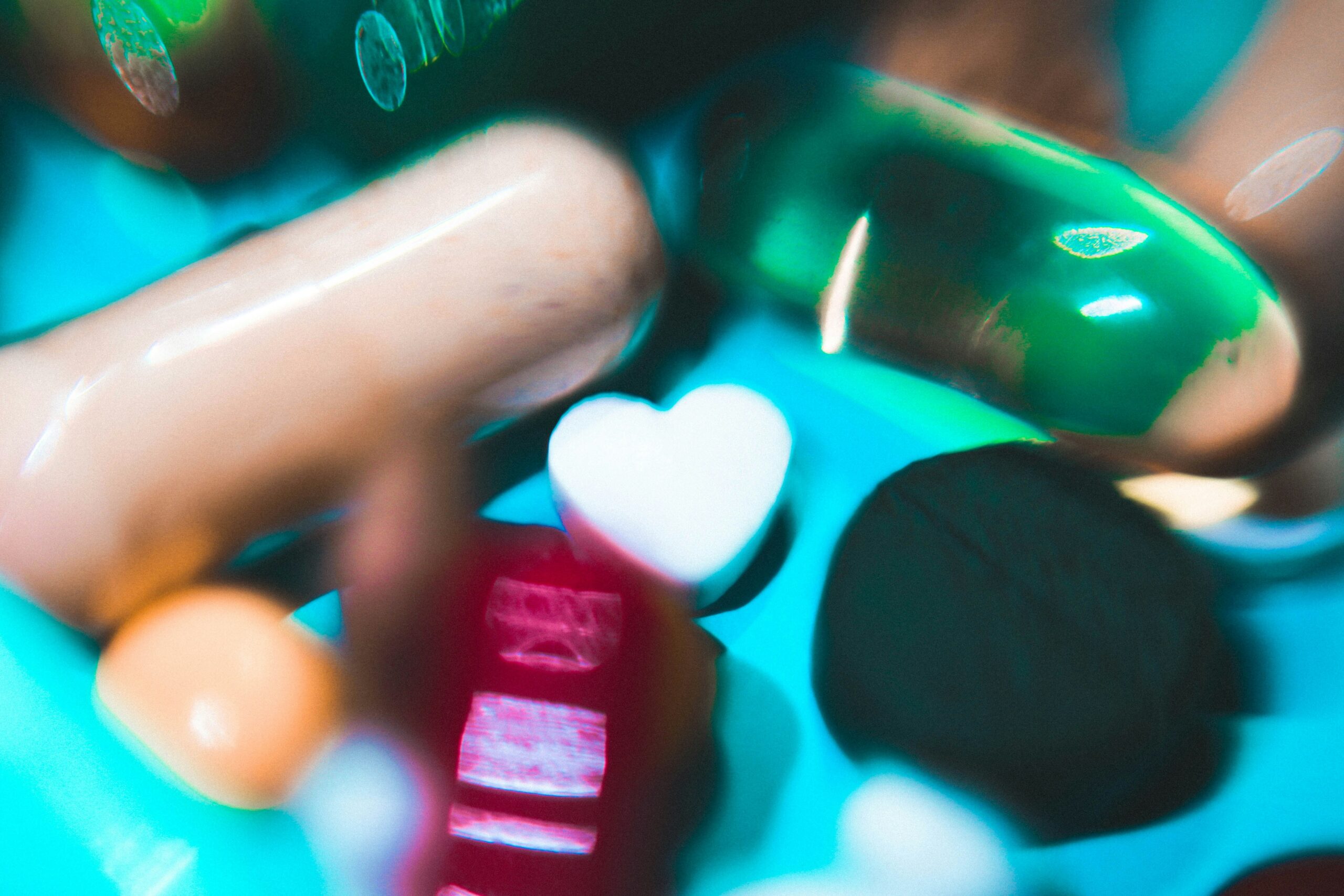 Compresse di antibiotico e bicchiere di vino — l'interazione tra farmaci e alcol non è uguale per tutti gli antibiotici