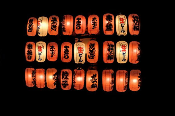 Chambre traditionnelle japonaise avec lumière douce de lanterne en papier
