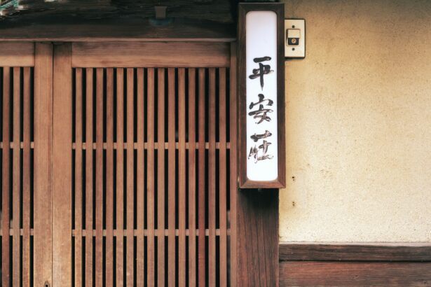 Calle tradicional de Gion en Kioto, Japón, donde se escucha okini