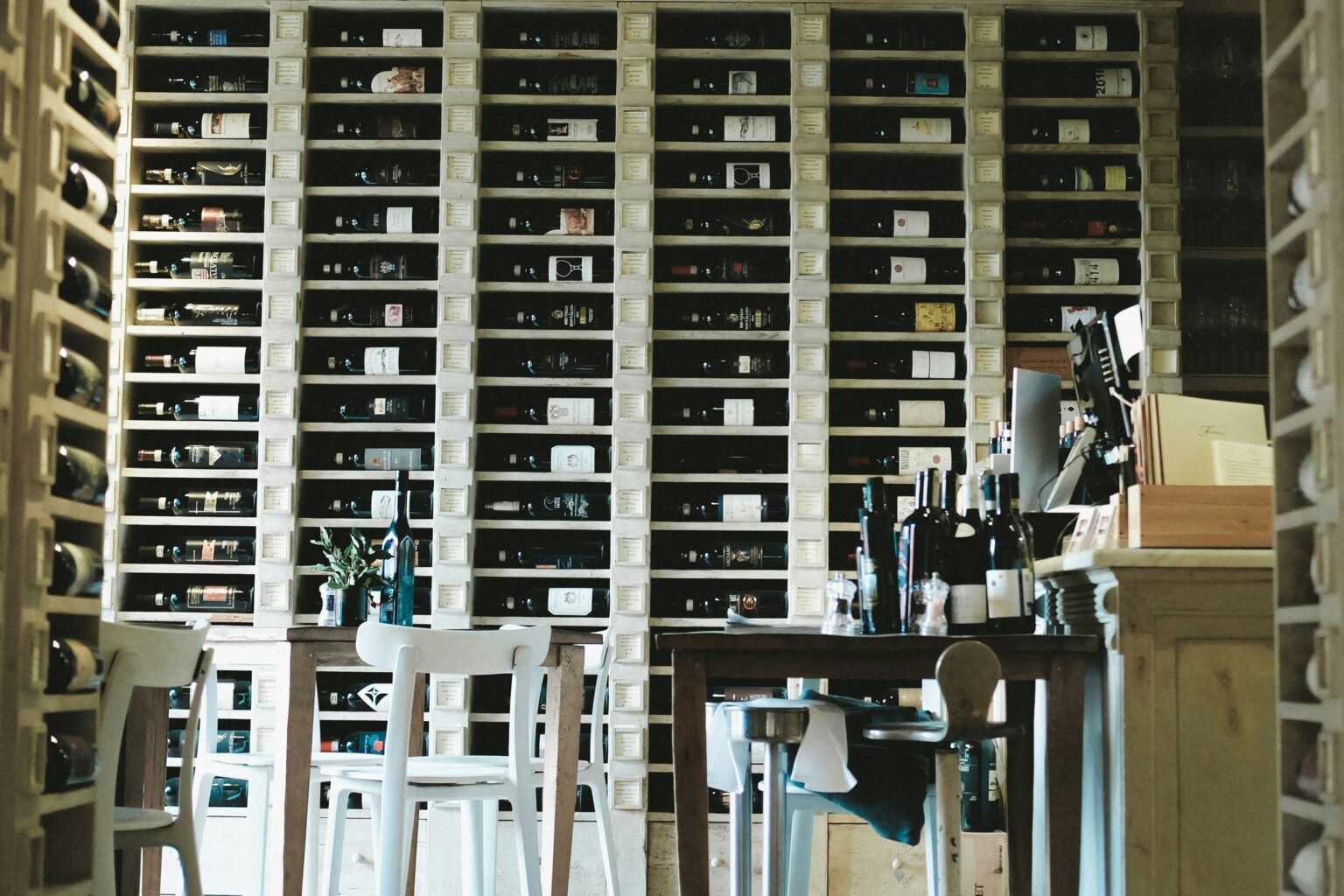 Italienisches Restaurant mit Wein- und Aperolglaesern