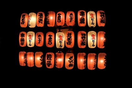Tradiční japonský pokoj s tatami a teplým světlem papírové lucerny