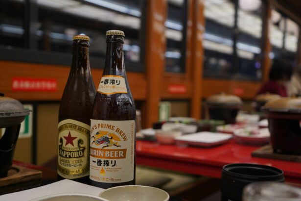 Izakaya tokyota di sera con boccali di birra e piattini — ambientazione tipica del bere giapponese