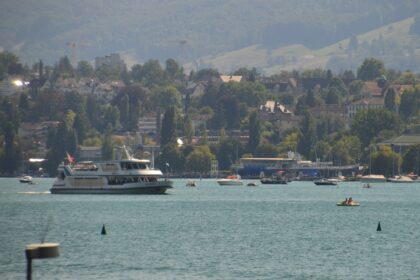 Келих швейцарського білого вина біля Цюрихського озера на заході — класичний швейцарський апéро