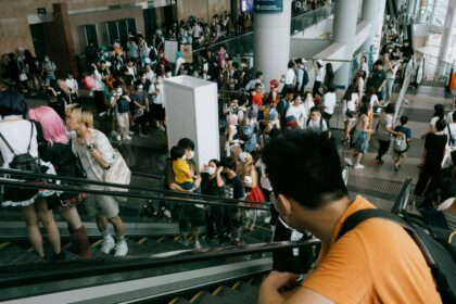 Aficionados al anime en una convención japonesa con cosplayers
