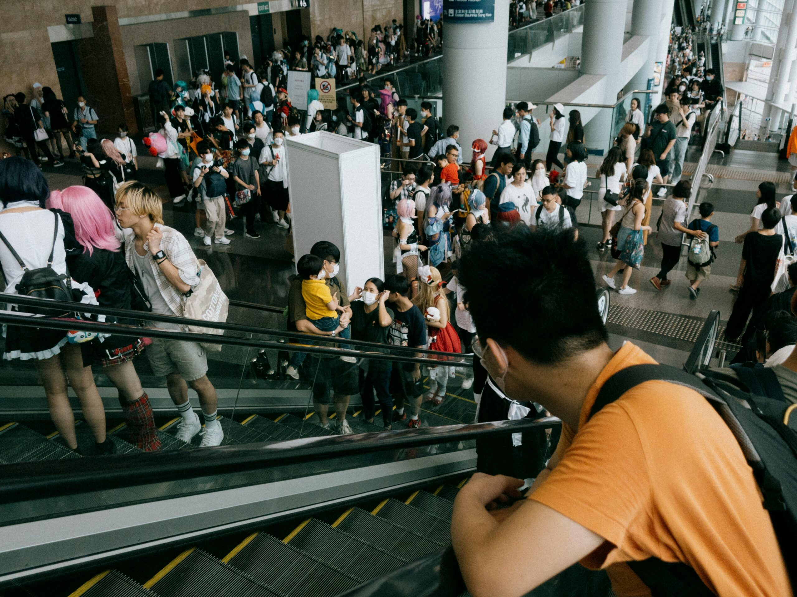 Aficionados al anime en una convención japonesa con cosplayers