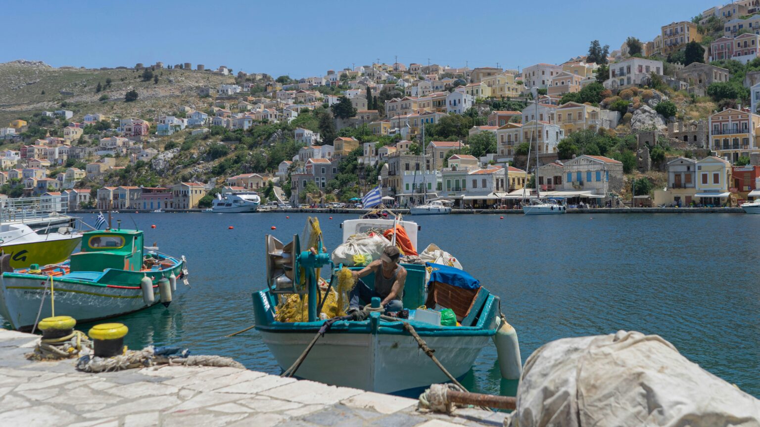 Il porto di Symi con case neoclassiche colorate a ferro di cavallo