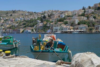 Il porto di Symi con case neoclassiche colorate a ferro di cavallo