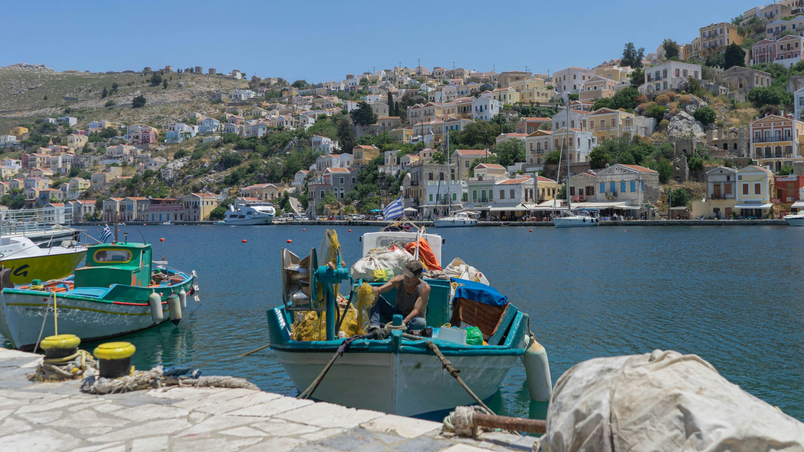 Il porto di Symi con case neoclassiche colorate a ferro di cavallo