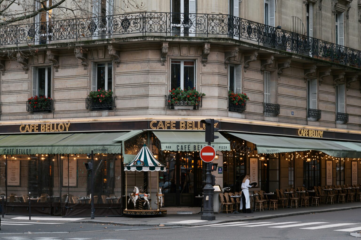 Cameriere che porta caffè a un cliente in un bistrot di Parigi