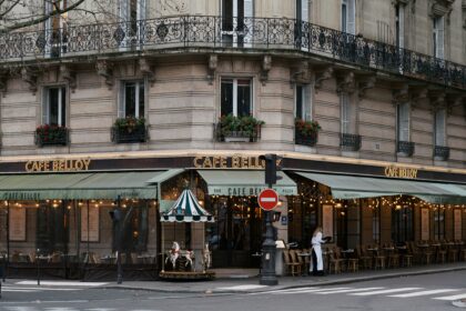 Cameriere che porta caffè a un cliente in un bistrot di Parigi