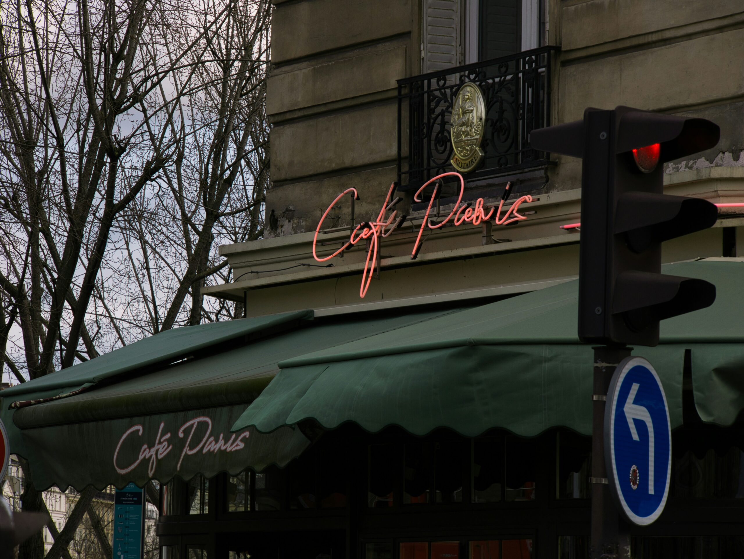 Una terrazza di caffè parigino con tavolini in strada