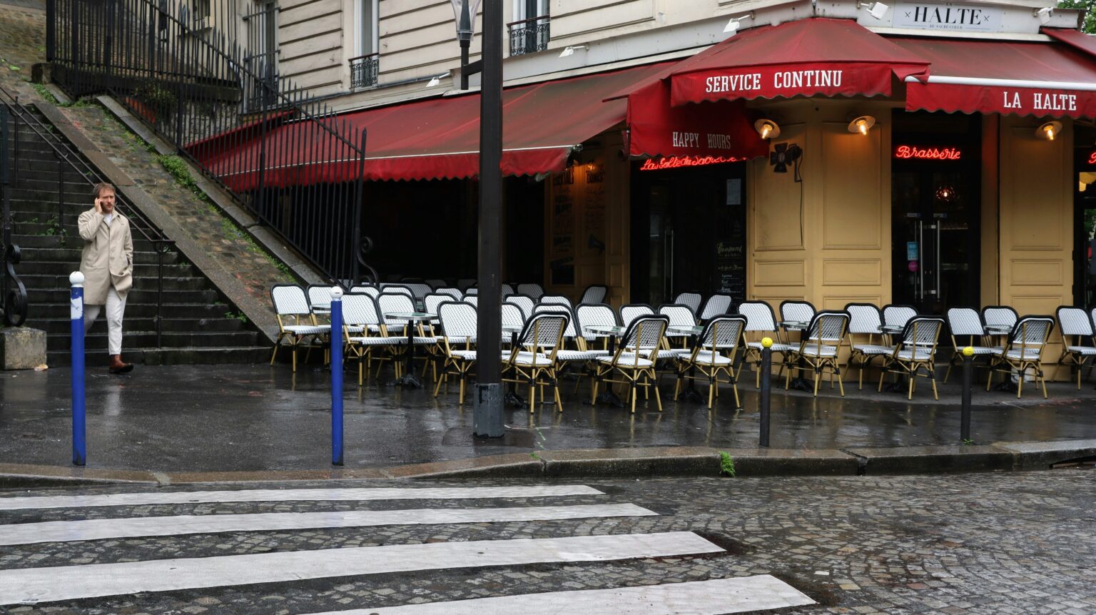 Serveur dans un restaurant parisien au moment du règlement