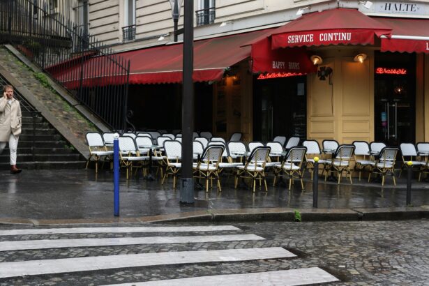Serveur dans un restaurant parisien au moment du règlement
