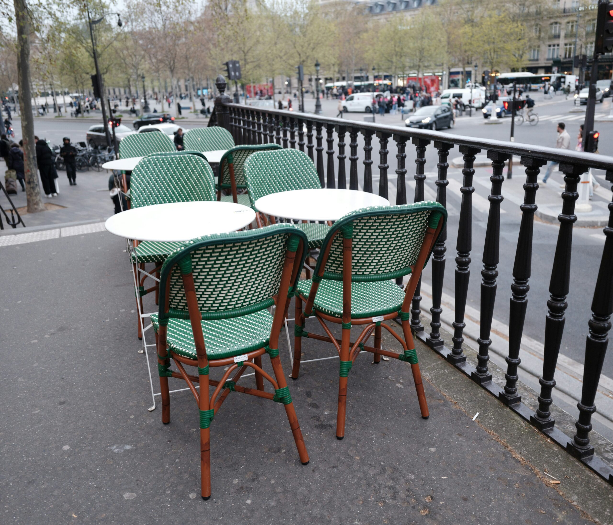 Une brasserie parisienne avec serveur au moment du règlement