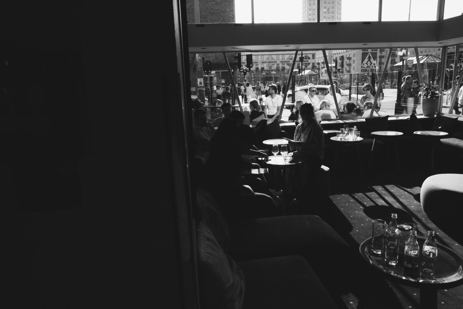Stockholmer Cafe-Terrasse mit Sommerbeleuchtung