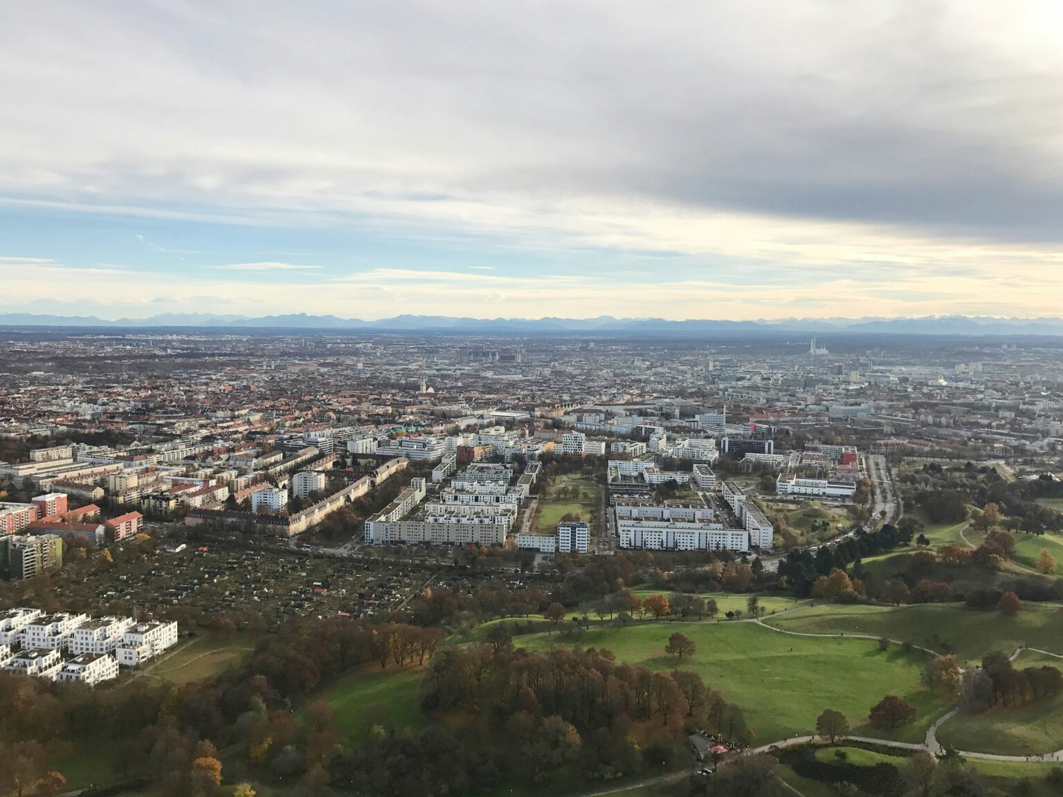 L'Olympiapark di Monaco di Baviera con la torre Olimpia