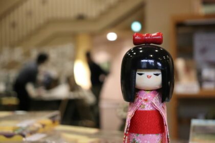 Persona haciendo una reverencia japonesa tradicional al saludar