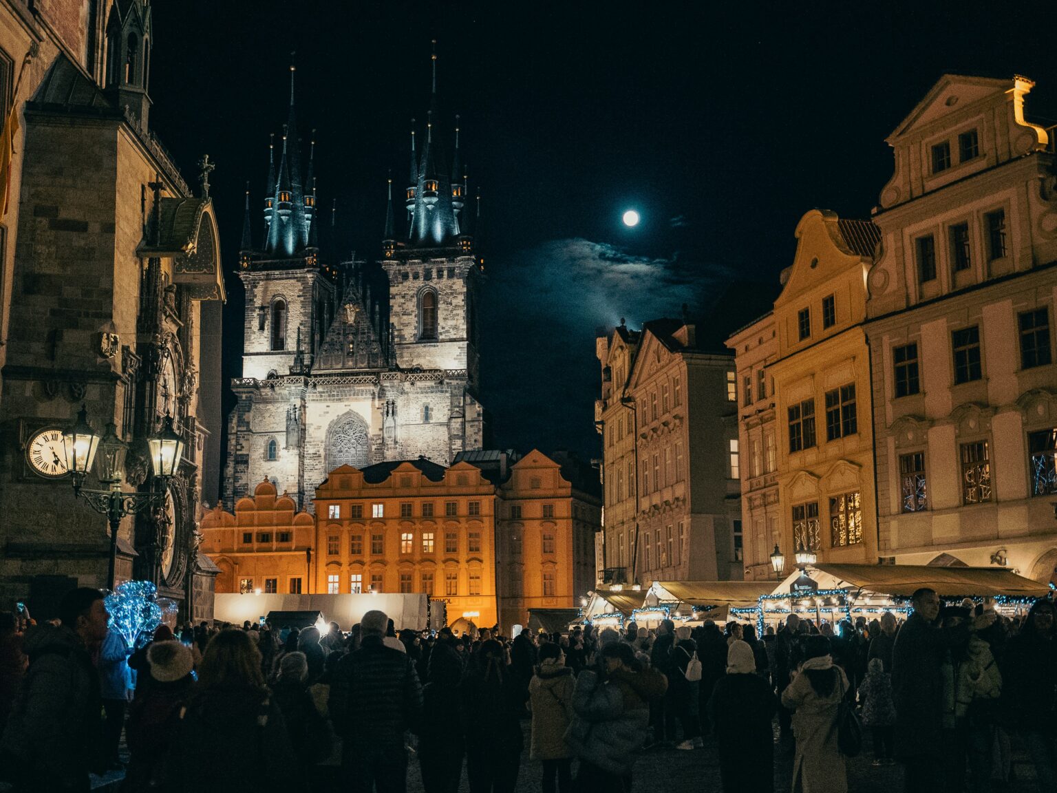 Weihnachtsmarkt am Altstaedter Ring in Prag mit beleuchtetem Baum