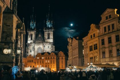 Weihnachtsmarkt am Altstaedter Ring in Prag mit beleuchtetem Baum
