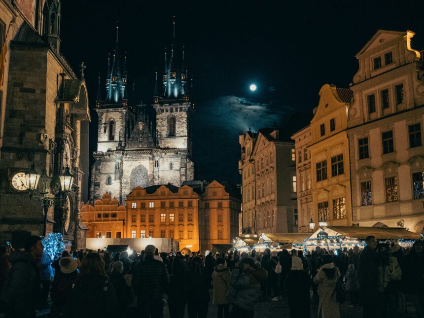 Weihnachtsmarkt am Altstaedter Ring in Prag mit beleuchtetem Baum
