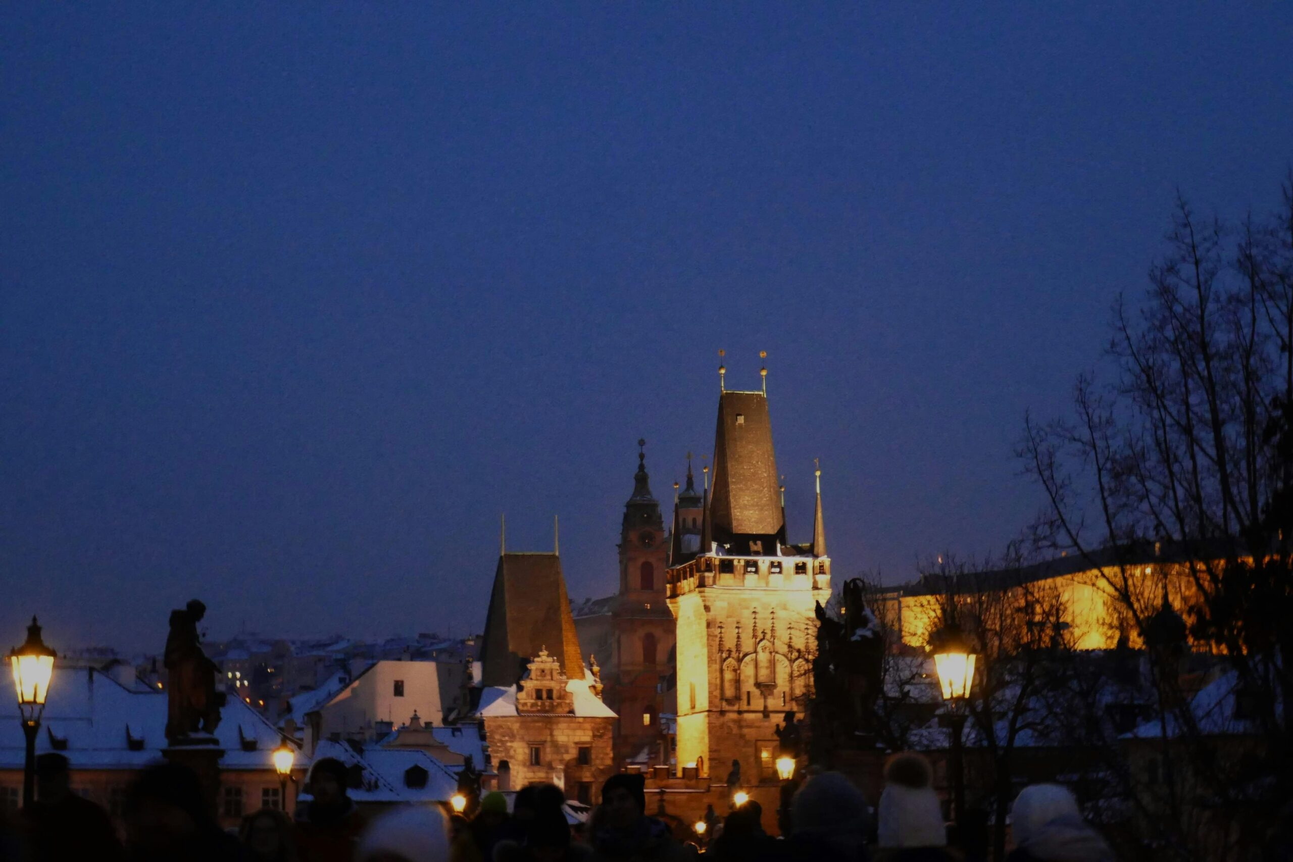 Charles-Bruecke in Prag im Winter mit Schnee