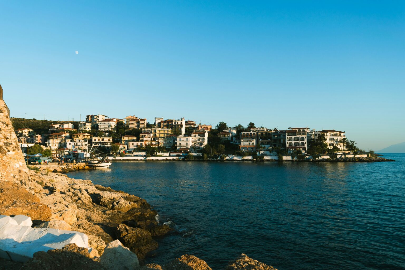 Strand mit Liegen vor einem Hotel auf Thassos, Griechenland