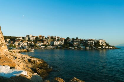 Strand mit Liegen vor einem Hotel auf Thassos, Griechenland