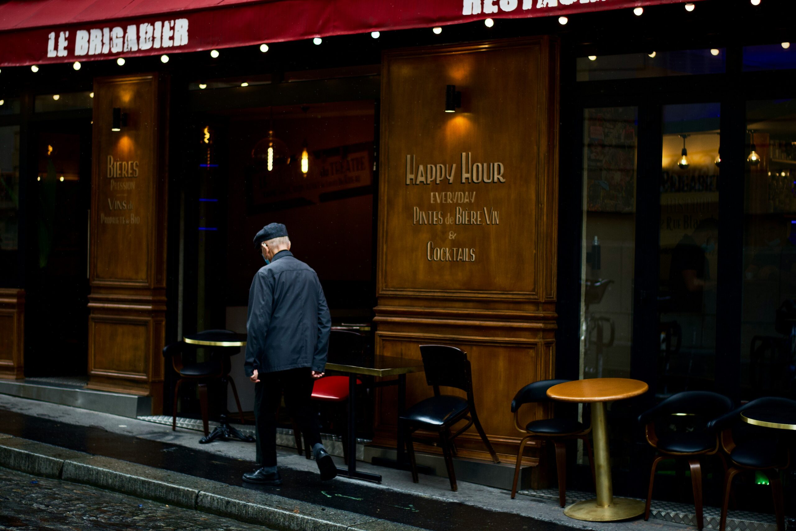 Pariser Restaurant mit klassischem Bistro-Bedienpersonal