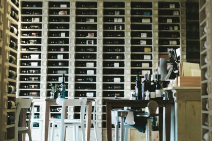 Italská restaurace s vínem a Aperolem na stole