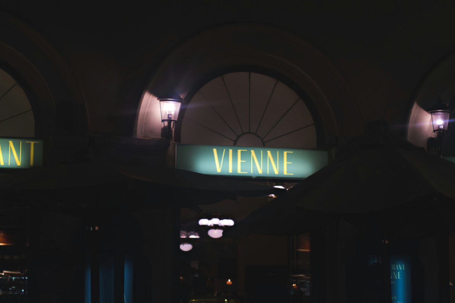 Vídeň, Rakousko — sklenka piva ve vinárně