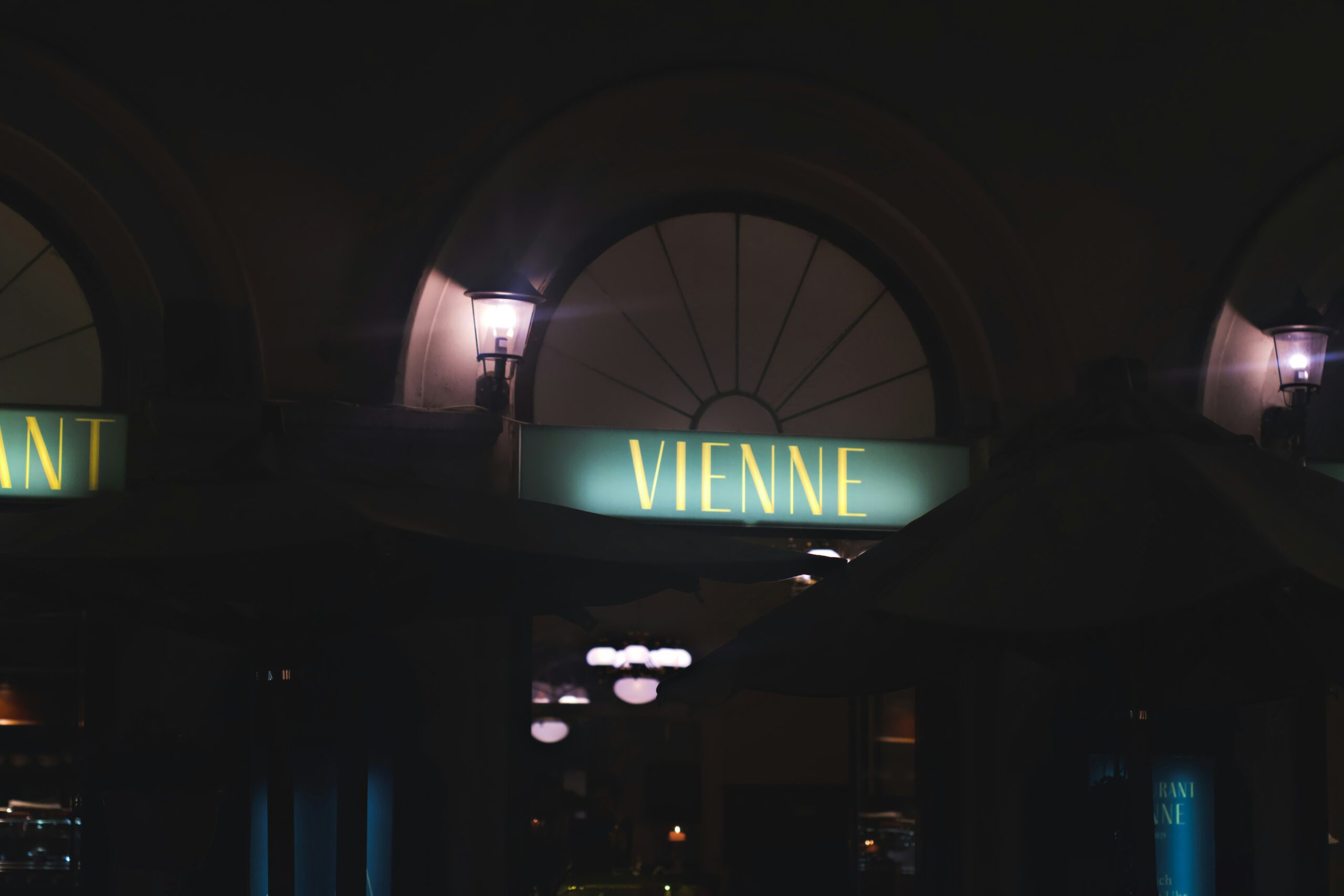 Vídeň, Rakousko — sklenka piva ve vinárně