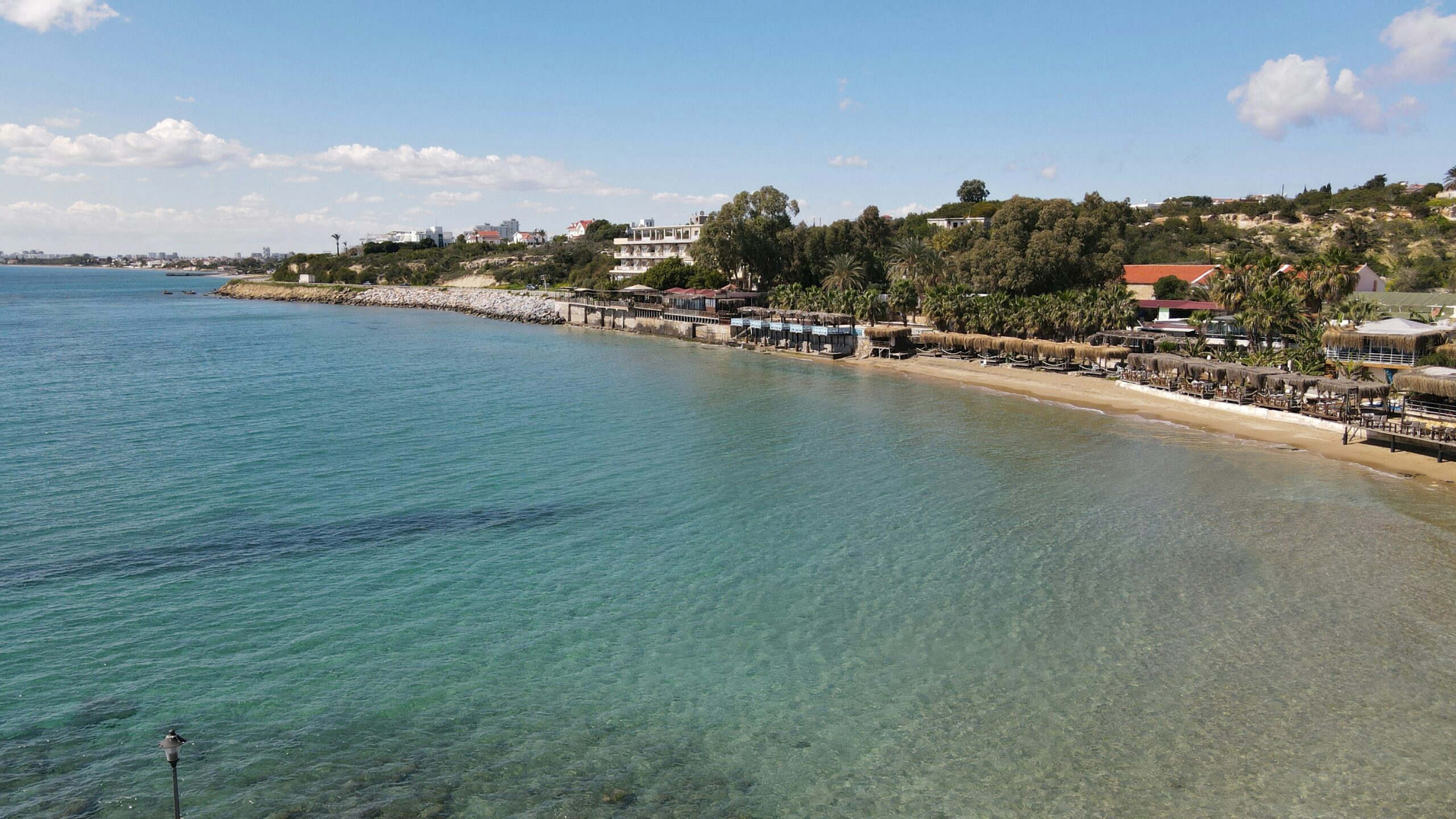 Una playa mediterránea en Chipre con aguas turquesas