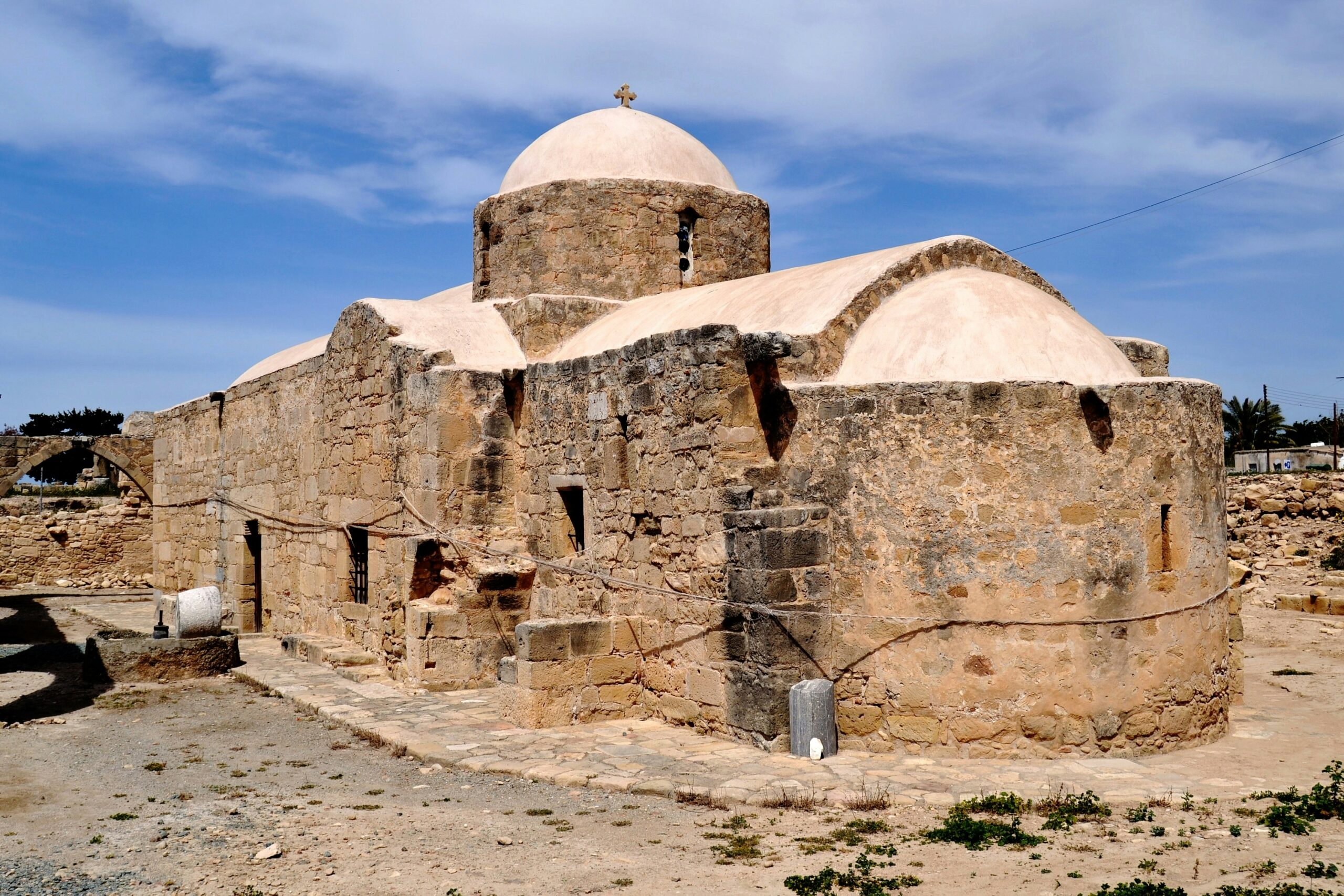 Costa di Pafo a Cipro al tramonto con porto antico