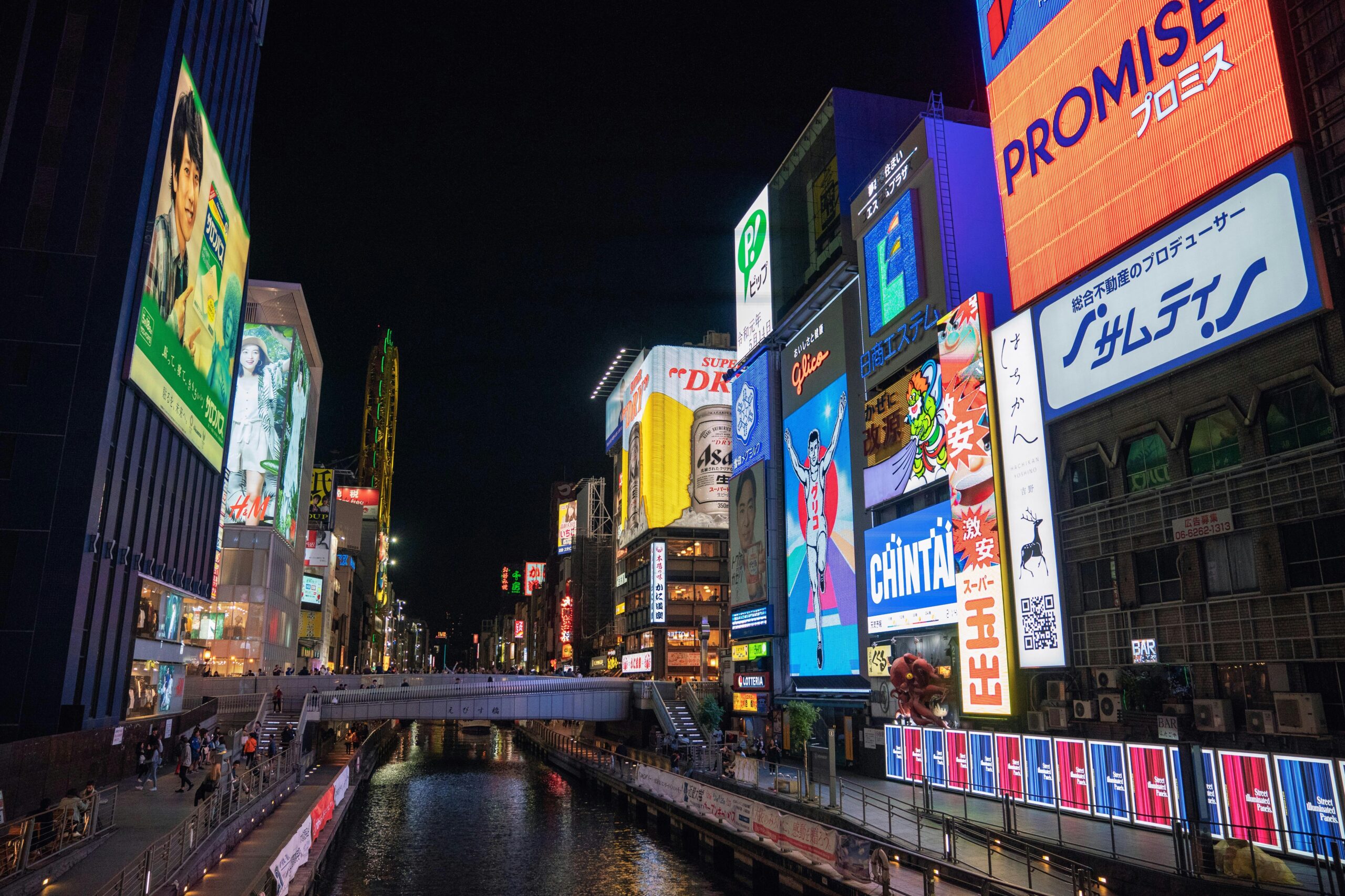 Calle de Dotonbori en Osaka con luces de neón