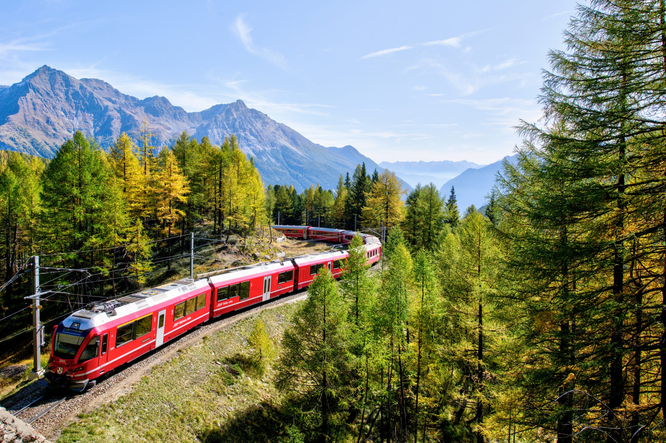 Train SBB CFF FFS dans les Alpes suisses