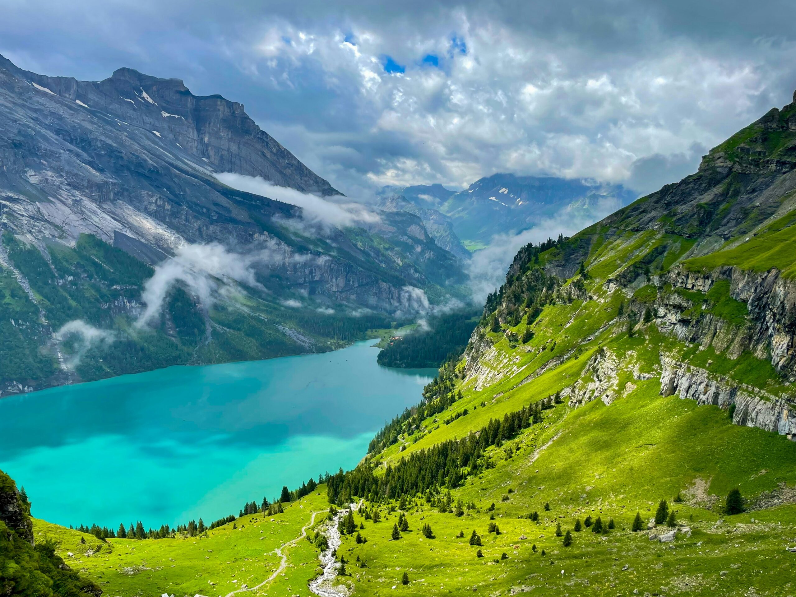 El lago de Ginebra con los Alpes al fondo