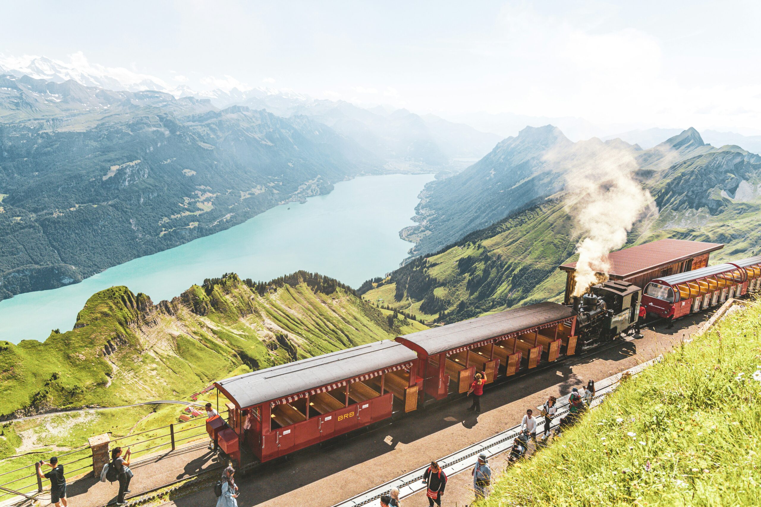 Treno SBB CFF FFS che attraversa le Alpi svizzere