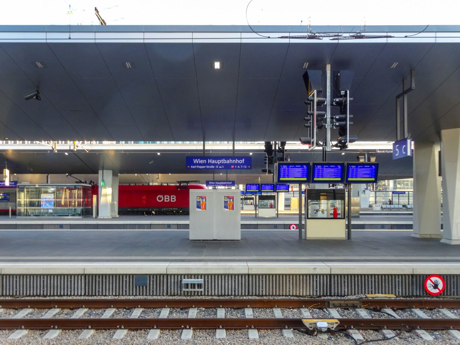 Vienna Hauptbahnhof central station diamond roof