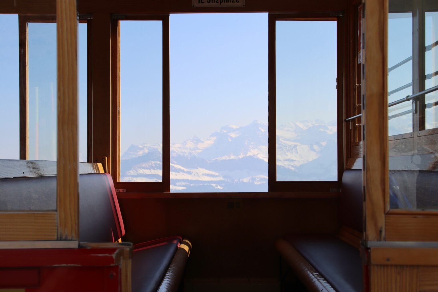 Vlak SBB CFF FFS jedoucí Švýcarskem